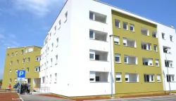 12.05.2017., Umag - Od danas je 50 obitelji u novim POS-ovim stanovima. Ministar graditeljstva i prostornog uredjenja Lovro Kuscevic sudjelovao je na svecanosti podjele kljuceva kupcima stanova po programu poticane stanogradnje (POS) na lokaciji Komunela Potok. Uz ministra Kuscevica, svecanosti su prisustvovali i gradonacelnik Grada Umaga Vili Bassanese te direktor Agencije za pravni promet i posredovanje nekretninama Goran Bradic. Rijec je o visestambenoj gradjevini s 50 stanova cija je investicijska vrijednost 21.050.000,00 kuna od cega je 4.000.000,00 kuna poticajnih sredstava Republike Hrvatske. Photo: Dusko Marusic/PIXSELL------1 stupac colornovosit