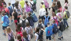 snimio Davor KIBEL, Osijek, 05.06.2016. Tvrđa, slobodnjak, ilustracija, učenici s leđa