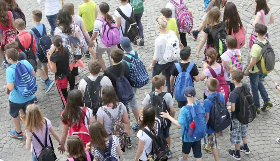 snimio Davor KIBEL, Osijek, 05.06.2016. Tvrđa, slobodnjak, ilustracija, učenici s leđa