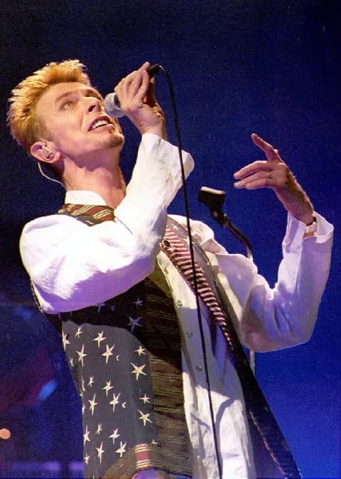 Zagreb, 11. siječnja 2016 - Britanska glazbena legenda David Bowie preminuo je u dobi od 69 godina izgubiv&scaron;i borbu s rakom, prenosi u ponedjeljak BBC. Na arhivskoj fotografiji od 01.08.1997. godine David Bowie tijekom koncerta na maksimirskom stadionu u Zagrebu.foto HINA/ mm