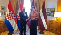 ZAGREB, 5. rujna 2025. (Hina) – Hrvatska se namjerava pridružiti Koaliciji dronova Latvije i Velike Britanije s ciljem osiguravanja sigurnog lanca dostave dronova na Zapadu, najavio je ministar vanjskih i europskih poslova Gordan Grlić Radman u petak u Rigi.