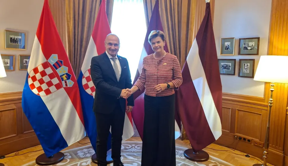 ZAGREB, 5. rujna 2025. (Hina) – Hrvatska se namjerava pridružiti Koaliciji dronova Latvije i Velike Britanije s ciljem osiguravanja sigurnog lanca dostave dronova na Zapadu, najavio je ministar vanjskih i europskih poslova Gordan Grlić Radman u petak u Rigi.