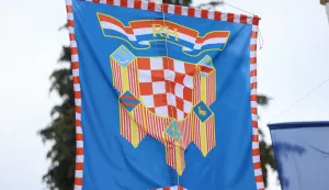 Zagreb, 18.02.2025 - Predsjednik Republike Zoran Milanović u utorak će položiti prisegu za svoj drugi petogodišnji mandat, inauguraciji u Uredu predsjednika na Pantovčaku prisustvovat će stotinjak uzvanika, među njima i četvero potpredsjednika Sabora, ali nitko iz Vlade. Na slici zastava Presjednika Republike Hrvatske.foto HINA/ Damir SENČAR/ ds