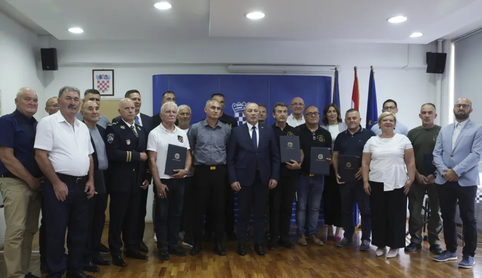 Zagreb, 05.09.2025. - Potpredsjednik Vlade i ministar hrvatskih branitelja Tomo Medved uručio je braniteljske zahvalnice postrojbama iz Domovinskog rata koje su sudjelovale u oslobađanju i obrani Kusonja te Udruzi obitelji poginulih branitelja Domovinskog rata RH Kusonje 91.-93. foto HINA/ Lana SLIVAR DOMINIĆ/ lsd