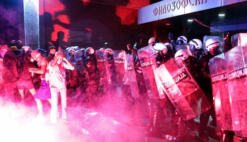 epa12355666 Protesters clash with riot police during a demonstration against police brutality in Novi Sad, Serbia, 05 September 2025. The university students' protests initially sparked by the Novi Sad railway station canopy collapse on 01 November 2024 have since grown into demands for early elections. EPA/ANDREJ CUKIC