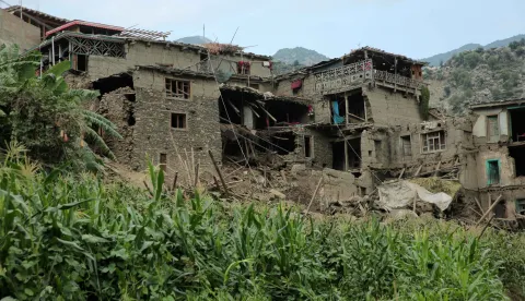 epa12344218 A view of damaged houses after an earthquake in Kunar, Afghanistan, 01 September 2025. At least 800 people have been killed and some 2,000 injured after a shallow magnitude-6.0 earthquake and several aftershocks shook Nangarhar and Kunar in eastern Afghanistan overnight, officials reported on 01 September 2025. EPA/SAMIULLAH POPAL