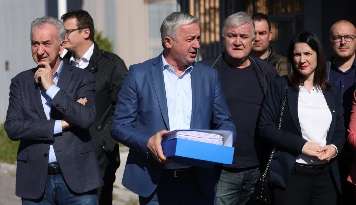 18.10.2022., Sarajevo, Bosna i Hercegovina - Predsjednici PDP-a, SDS-a, Liste za pravdu i red, Branislav Borenovic, Mirko Sarovic i Nebojsa Vukanovic, te potpredsjednica PDP-a i kandidat za predsjednika Republike Srpske na prethodnim izborima Jelena Trivic predali su Tuzilastvu BiH krivicne prijave protiv vise stotina osoba zbog krivicnog djela izborne kradje. Branislav Borenovic, Jelena Trivic. Photo: Armin Durgut/PIXSELL