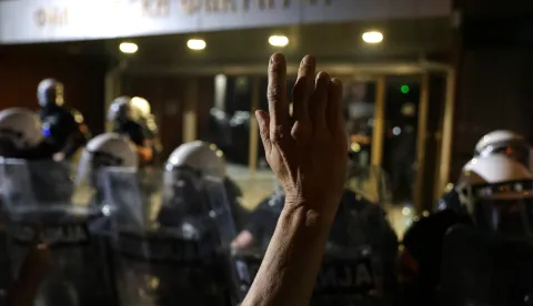 epa12355722 A protester raises their hand in front of riot police during a demonstration against police brutality in Novi Sad, Serbia, 05 September 2025. The university students' protests initially sparked by the Novi Sad railway station canopy collapse on 01 November 2024 have since grown into demands for early elections. EPA/ANDREJ CUKIC