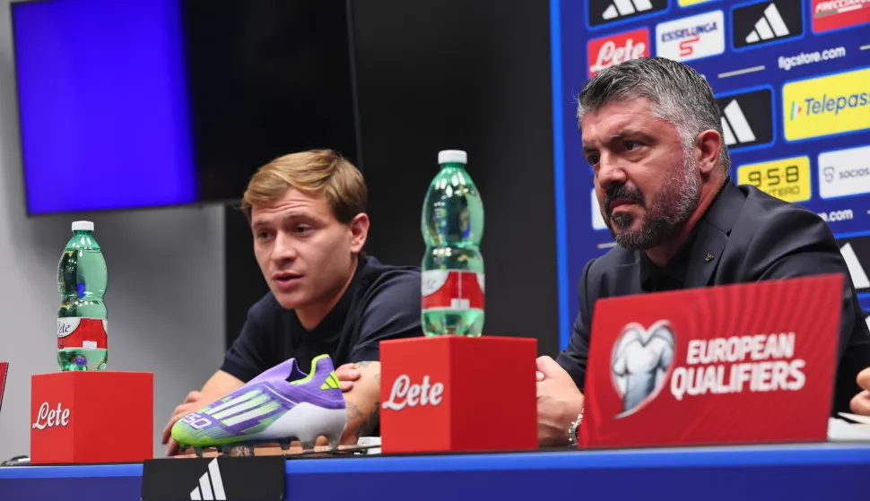 epa12352562 Italy's head coach Gennaro Gattuso (R) and player Nicolo Barella (L) give a press conference in Bergamo, Italy, 04 September 2025. Italy will face Estonia for their the FIFA World Cup qualifiers soccer match on 05 September. EPA/MICHELE MARAVIGLIA