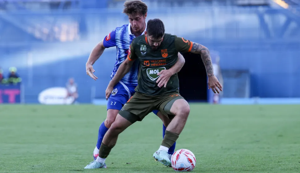 Zagreb, 31.08.2025 - Utakmica 5. kola Prve HNL između NK Lokomotive i NK Osijeka. Na slici Luka Dajčer, David Čolina.foto HINA/ Damir SENČAR/ds