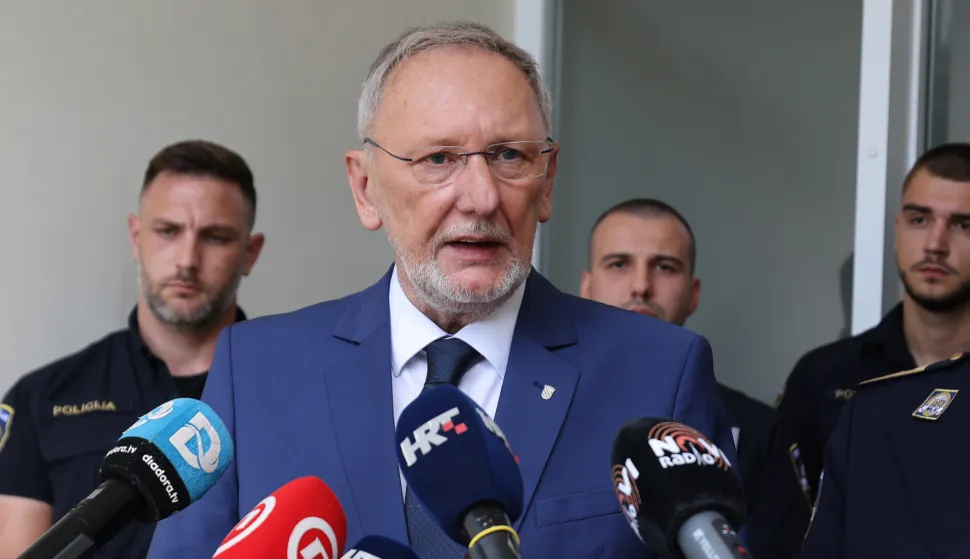 Zadar, 18.07.2025. - Potpredsjednik Vlade i ministar unutarnjih poslova Davor Božinović posjetio je Policijsku postaju Zadar gdje se susreo s rukovoditeljima, ali i četvoricom policijskih službenika koji su spasili obitelj iz požaraNa fotografiji: Davor Božinović, Foto HINA/Zvonko KUCELIN