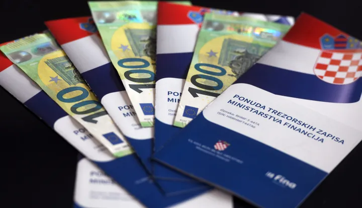 20.11.2023., Sibenik - Danas zavrsava mogucnost kupovine trezeorskih zapisa koje je Ministarstvo financija pustilo u opticaj da gradjani mogu uloziti novac uz povoljnu kamatnu stopu. Photo: Hrvoje Jelavic/PIXSELL