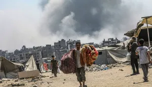 epa12336824 Internally displaced Palestinians flee following an Israeli airstrike during a military operation in the east of Al Sheikh Redwan neighbourhood in Gaza City, 30 August 2025. More than 63,300 Palestinians have been killed in the Gaza Strip since October 2023, according to the Palestinian Ministry of Health, and about 1,200 Israelis have been killed since the launch of an Israeli military campaign in response to a cross-border attack by Hamas on 07 October 2023. EPA/MOHAMMED SABER