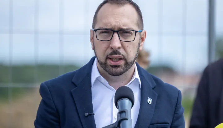 Zagreb, 17.6.2025 - Gradonačelnik Grada Zagreba Tomislav Tomašević (na slici) i zamjenici gradonačelnika Danijela Dolenec i Luka Korlaet obišli su radove na izgradnji produžetka Ulice Klin i održali redovnu konferenciju za medije. Foto Hina/ Dario GRZELJ/ dag