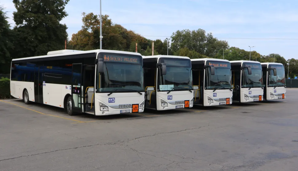 Osijek, 08. 09. 2025, GPP, predstavljanje novih školskih autobusa, gradonačelnik Ivan Radić i direktor GPP-a Darijan Rudan.snimio GOJKO MIITĆ