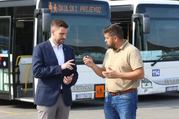 Osijek, 08. 09. 2025, GPP, predstavljanje novih školskih autobusa, gradonačelnik Ivan Radić i direktor GPP-a Darijan Rudan.snimio GOJKO MIITĆ