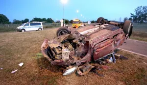 snimio Davor KIBEL,Osijek, 17.07.2017. Juna obilaznica, prometna nezgoda, automobil na krovu, 20,50 sati.