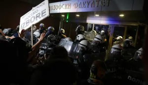 epa12355718 Protesters face riot police during a demonstration against police brutality in Novi Sad, Serbia, 05 September 2025. The university students' protests initially sparked by the Novi Sad railway station canopy collapse on 01 November 2024 have since grown into demands for early elections. EPA/ANDREJ CUKIC