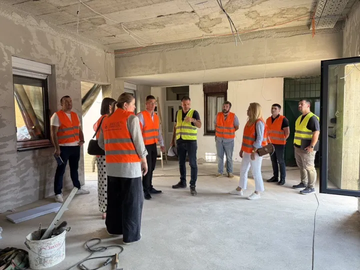 VINKOVCIGradonačelnik Josip Romić sa suradnicima uvjerio se kako se radovi na dogradnji vinkovačkog Dječjeg vrtića Naša radost u četvrti Radićev blok odvijaju prema planuRUJAN 2025.