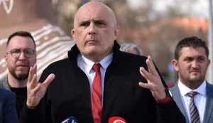 Vukovar, 13.03.2025. - Ispred zgrade poglavarstva na konferenciji za novinare SDP-a predstavljen je Kruno Raguž, SDP-ov kandidat za gradonačelnika Vukovara. Uz Raguža, na konferenciji su govorili Sini&scaron;a Hajda&scaron; Dončić, predsjednik SDP-a, Mario Milinković, predsjednik SDP-a Vukovarsko-srijemske županije, Martina Vla&scaron;ić Iljkić, kandidatkinja za županicu Pože&scaron;ko-slavonske županije, Ivana Ribarić Majanović, kandidatkinja za županicu Brodsko-posavske županije, Marko Krička, glavni tajnik SDP-a i Vinko Kovačić predsjednik Savjeta za ratne veterane SDP-a Hrvatske. Na fotografiji Kruno Raguž.foto HINA/ Gordan PANIĆ/ gp