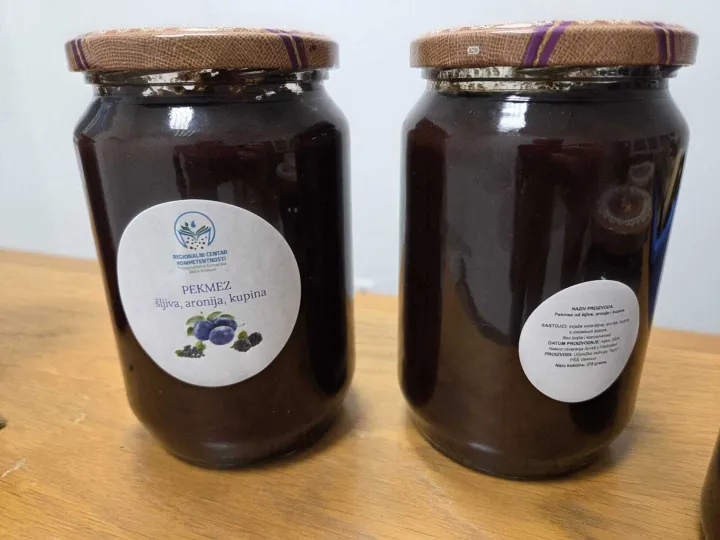 VINKOVCIU&nbsp;kabinetima, radionicama, plastenicima i na oglednom poljoprivrednom dobru&nbsp;Poljoprivredno-&scaron;umarske &scaron;kole&nbsp;Vinkovci uvijek se događa ne&scaron;to zanimljivo, ali i poučno. I prije početka nove &scaron;kolske godine tu&nbsp;nastavnice pripremaju pekmez od plavih &scaron;ljiva koje su za ljetne prakse brali i pokupili učenici i nastavnici, a sada su&nbsp;nastavnice zasukale rukave,&nbsp;pripremile pekmez na tradicionalan način i punile staklenkerujan 2025.