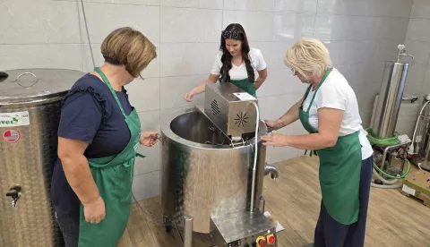 VINKOVCIU kabinetima, radionicama, plastenicima i na oglednom poljoprivrednom dobru Poljoprivredno-šumarske škole Vinkovci uvijek se događa nešto zanimljivo, ali i poučno. I prije početka nove školske godine tu nastavnice pripremaju pekmez od plavih šljiva koje su za ljetne prakse brali i pokupili učenici i nastavnici, a sada su nastavnice zasukale rukave, pripremile pekmez na tradicionalan način i punile staklenkerujan 2025.