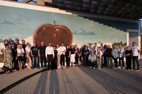 Vinkovci, 04.09.2025. - Na Trgu Vinkovačkih jeseni održana završna medijska konferencija i predstavljanje programa uoči 60. Vinkovačkih jeseni. Na fotografiji Organizacioni odbor Vinkovačkih jeseni i novinari.foto HINA/ Gordan PANIĆ/ gp