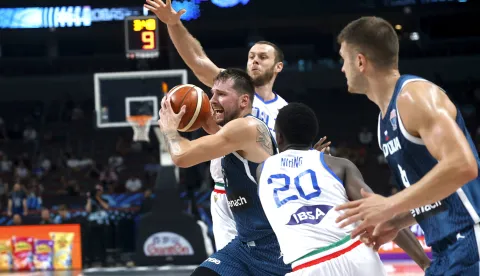 epa12360079 Saliou Niang (2-R) and Nicolo Melli of Italy and Luka Doncic (L) of Slovenia in action during the EuroBasket 2025 round of 16 basketball match between Italy and Slovenia in Riga, Latvia, 07 September 2025. EPA/TOMS KALNINS
