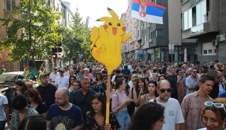 Beograd, 08.09.2025. - Tisuće studenata u ponedjeljak su prosvjedovale u Beogradu protiv policijske uporabe sile na prošlotjednim demonstracijama i zatražile istragu protiv policajaca lojalnih predsjedniku Aleksandru Vučiću i njegovoj vladajućoj stranci. Do uporabe sile zbog koje studenti traže istragu došlo je u petak na demonstracijama u Novom Sadu gdje je policija koristila suzavac i šok bombe kako bi rastjerala mnoštvo, rekavši da je inicijalno njezine pripadnike napala skupina maskiranih pojedinaca. Prosvjednici su marširali kroz centar Beograda i preko glavnog mosta preko Save, zaustavljajući se ispred Palače pravde gdje su ispred zgrade prolili crvenu boju, i ispred sjedišta policije. foto HINA/ BETAPHOTO/ MILOS MISKOV/ ml
