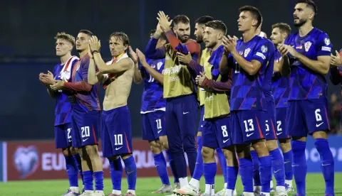 Zagreb, 08.09.2025 - Kvalifikacijska utakmica skupine L za odlazak na Svjetsko nogometno prvenstvo 2026. Hrvatska - Crna Gora. Na slici hrvatski igrači Toni Fruk, Franjo Ivanović Luka Modrić, Duje Ćaleta-Car, Marco Pašalić, Nikola Moro, Josip Šutalo slave pobjedu.foto HINA/ Damir SENČAR/ ds