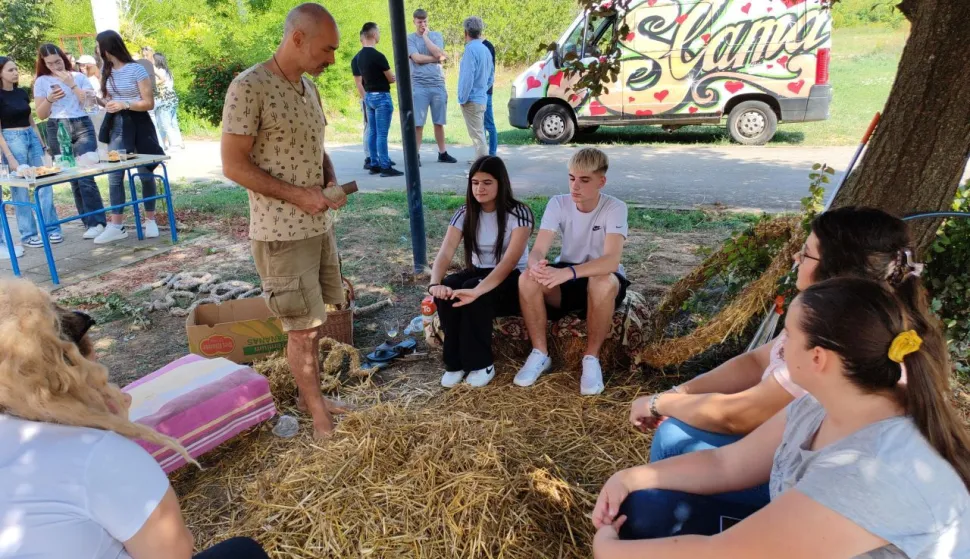 Početak &scaron;kolske godine u Strukovnoj &scaron;koli Marko Babić u Vukovaru obilježen je kreativnim radom sa slamom