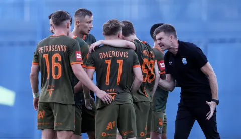 Zagreb, 31.08.2025 - Utakmica 5. kola Prve HNL između NK Lokomotive i NK Osijeka. Na slici igrači Osijeka slave zgoditak koji je postigao Nail Omerović.foto HINA/ Damir SENČAR/ds