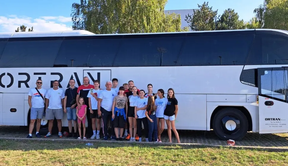 Dio članova i trenera osječkih karate klubova uoči puta u Čakovec