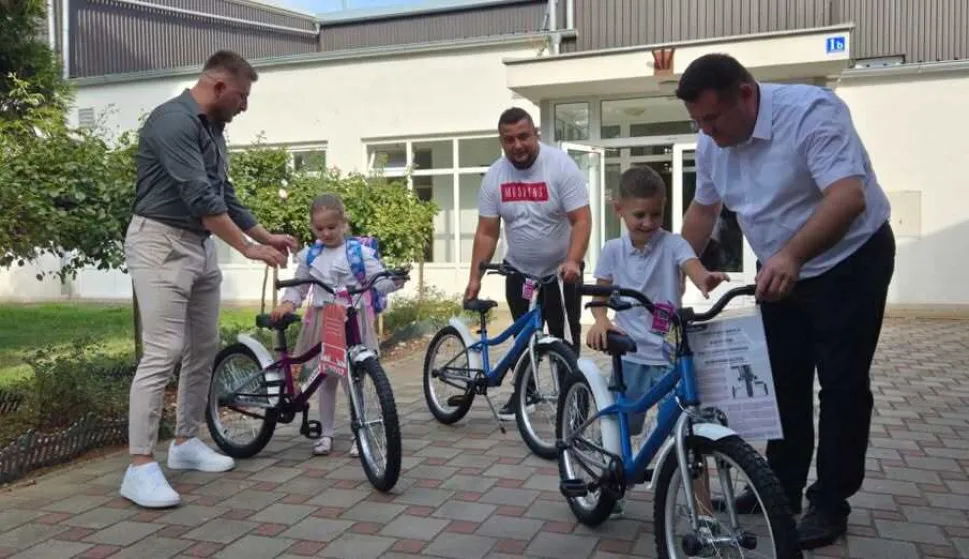 JARMINAU Općini Jarmina ispunjavaju obećanja iz predizborne kampanje, što je najviše obradovalo jarminačke prvašiće prvog dana škole. Naime, aktualni načelnik općine Mario Matić obećao je da će svi prvašići prvog dana škole dobiti bicikl.RUJAN 2025.
