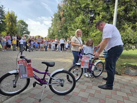 JARMINAU Općini Jarmina ispunjavaju obećanja iz predizborne kampanje, što je najviše obradovalo jarminačke prvašiće prvog dana škole. Naime, aktualni načelnik općine Mario Matić obećao je da će svi prvašići prvog dana škole dobiti bicikl.RUJAN 2025.