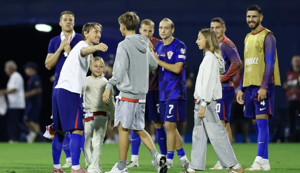 Zagreb, 08.09.2025 - Kvalifikacijska utakmica skupine L za odlazak na Svjetsko nogometno prvenstvo 2026. Hrvatska - Crna Gora. Na slici djeca Luke Modrića čestitala su mu sutrašnji 40-ti rođendan.foto HINA/ Damir SENČAR/ ds