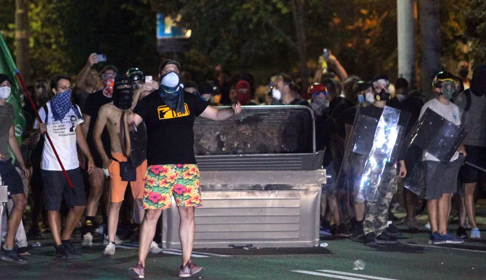 Beograd, 15.8.2025.- Policija i ?andarmerija s vozilima za razbijanje demonstracija intervenirali su u petak nave?er protiv prosvjednika u sredi?tu Beograda gdje se, kao i u jo? nekoliko srbijanskih gradova, odr?avaju nove protuvladine demonstracije. foto HINA/ FoNet/ Aleksandar Barda/ ua