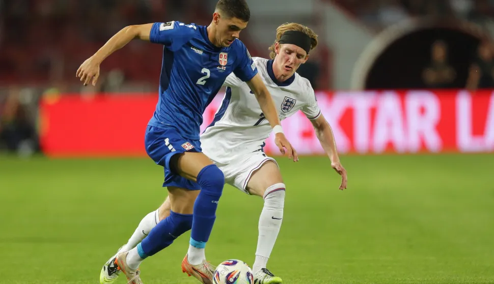 epa12365615 Serbia's Kosta Nedeljkovic (L) in action against England's Anthony Gordon (R) during the 2026 FIFA World Cup European Qualifiers Group K soccer match between Serbia and England in Belgrade, Serbia, 09 September 2025. EPA/ANDREJ CUKIC