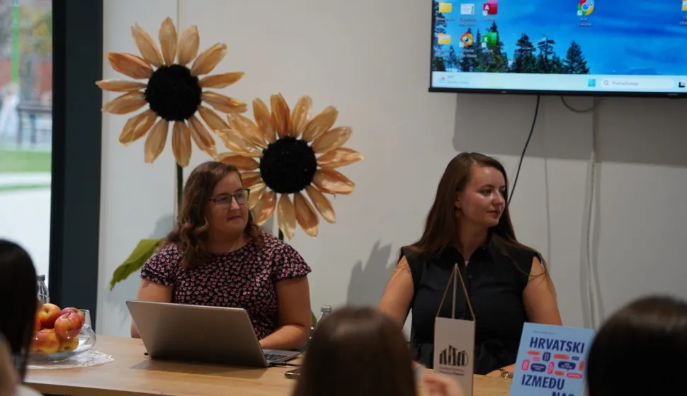 U vinkovačkoj Gradskoj knjižnici i čitaonici u sklopu obilježavanja Međunarodnog dana pismenosti gostovale su Tamara Gazdić-Alerić, autorica knjige Hrvatski između nas, te urednice književnog bloga Književne kritičarije i Instagram stranice @hjzasve, Barbara Tolić-Aušić i Željka Jeličanin, koje već godinama populariziraju hrvatski jezik na digitalnim platformama.