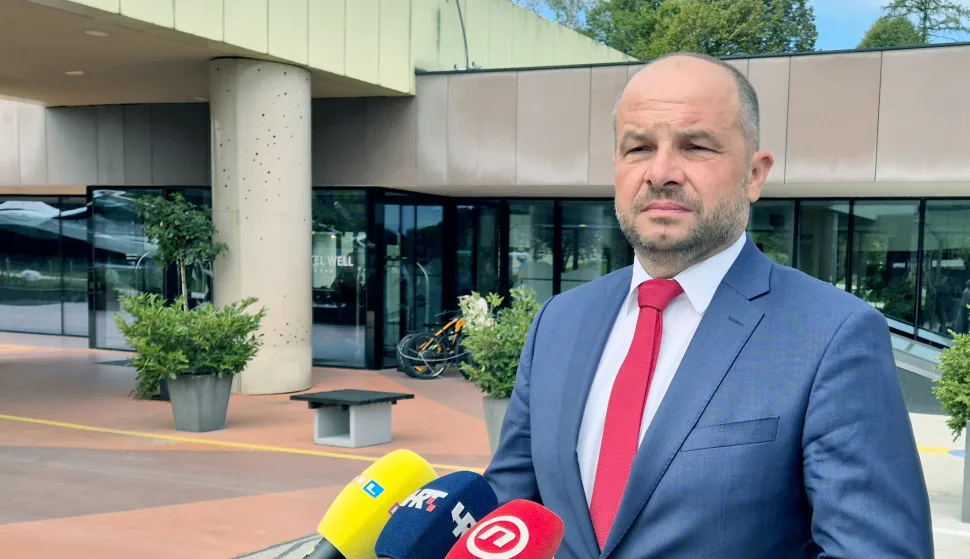 Tuheljske Toplice, 06.09.2025. - Predsjednik SDP-a, Siniša Hajdaš Dončić, nazvao je Andreja Plenkovića kukavicom jer je, po njegovom mišljenju, kao premijer dozvolio da jedan identitet prevlada i nametne svoj izričaj svima ostalima u Hrvatskoj. "Hrvatska je satkana od različitih identiteta i nijedan identitet ne može biti dominantan. Ovo što je on dopustio je čisti rascjep u društvu gdje jedan narativ jednog identiteta želi biti dominantan i to nije liberalna demokracija - to je autokracija." - izjavio je Hajdaš Dončić u subotu u Tuheljskim Toplicama gdje su se saborski zastupnici te stranke okupili na dvodnevnoj pripremi za jesensko zasjedanje Hrvatskog sabora. Dodao je da u ovom trenutku jedino SDP u Hrvatskoj može biti zaštita ljudima koji žele drugačiju Hrvatsku. Na fotografiji Siniša Hajdaš Dončić. foto HINA/ Siniša KALAJDŽIJA/ sk