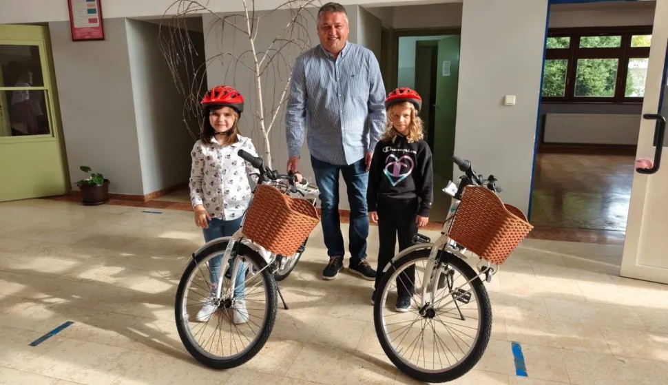 NIJEMCIOsim uzbuđenja zbog početka nastave, prvi dan škole poseban je bio za prvašiće u mjestima općine Nijemci jer je Općina darovala svim učenicima prvih razreda bicikle, kojim će moći odlaziti u školu, ali i biti na zraku i baviti se sportomrujan 2025.