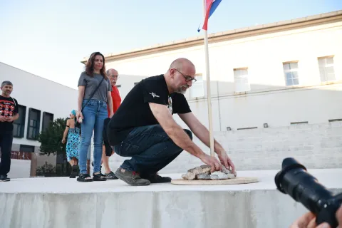 Perfomans organizatora festivala Nosi se u Benkovcu