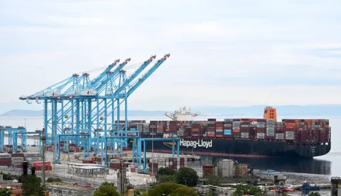 RIJEKA, 10. 09. 2025. prvi kontejnerski broda "Al Jasrah" dolazi u Rijeku u 06.00 ujutro, Rijeka Gateway, Kontejnerski terminal RGW, Zagrebačka obala,  SNIMIO: VEDRAN KARUZA