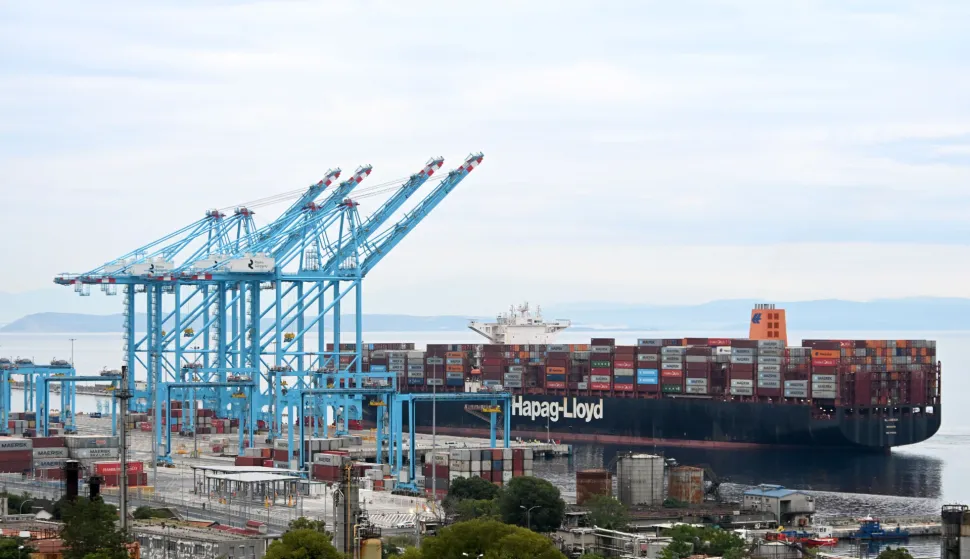 RIJEKA, 10. 09. 2025. prvi kontejnerski broda "Al Jasrah" dolazi u Rijeku u 06.00 ujutro, Rijeka Gateway, Kontejnerski terminal RGW, Zagrebačka obala,  SNIMIO: VEDRAN KARUZA