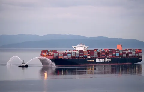 RIJEKA, 10. 09. 2025. prvi kontejnerski broda "Al Jasrah" dolazi u Rijeku u 06.00 ujutro, Rijeka Gateway, Kontejnerski terminal RGW, Zagrebačka obala,  SNIMIO: VEDRAN KARUZA