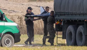 epa12367711 Polish National Territorial Defense Forces at the crash site of a Russian drone in the village of Wohyn, eastern Poland, 10 September 2025. Polish Prime Minister Donald Tusk reported that 19 violations of Polish airspace occurred overnight during a Russian attack on Ukraine, with drones repeatedly violating Polish airspace. EPA/WOJTEK JARGILO POLAND OUT