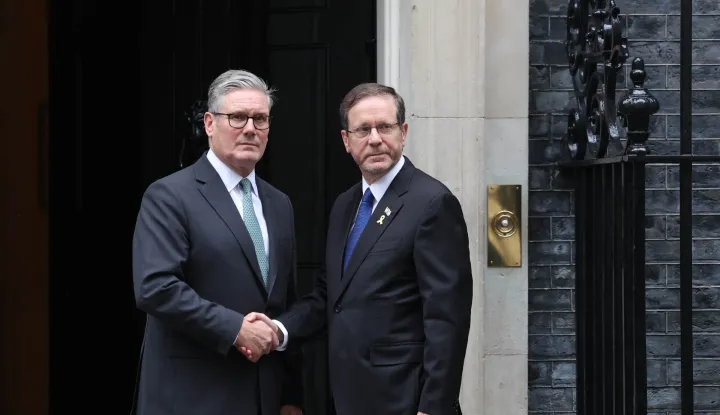epa12367757 British Prime Minister Keir Starmer (L) welcomes the President of Israel, Isaac Herzog (R), to Downing Street in London, Britain, 10 September 2025. EPA/NEIL HALL