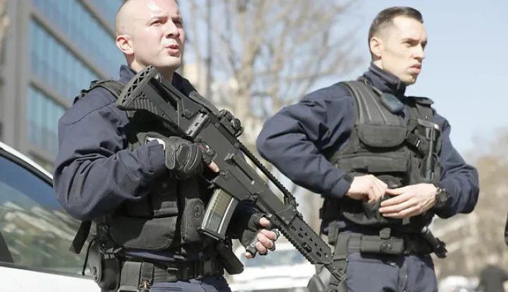 epa05851794 Police officers stand guard outside the International Monetary Fund (IMF) heqdquarters in Paris, France, 16 March 2017. An employee of the IMF has been injured in the face after an explosion while opening a letter. EPA/IAN LANGSDON