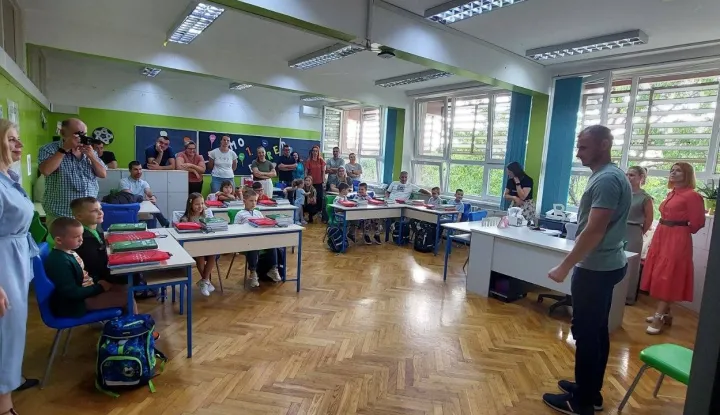 Općina Vladislavci darivala je prvašiće i djecu u vrtiću povodom nove školske i predškolske godine.