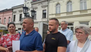 ĐAKOVO – Niti nakon što je Ustavni sud kao neosnovanu odbio žalbu kandidata Zorana Vinkovića (Zajedno za Đakovo) post/izbornoj sagi u Đakovu ne nazire se kraj; uoči za srijedu, 18. lipnja, u 18 sati, sazvane prve, konstituirajuće sjednice Gradskog vijeća u novom sazivu Vinković je na presici poručio da se vijećnici te koalicije neće odazvati na konstituiranje GV-a.